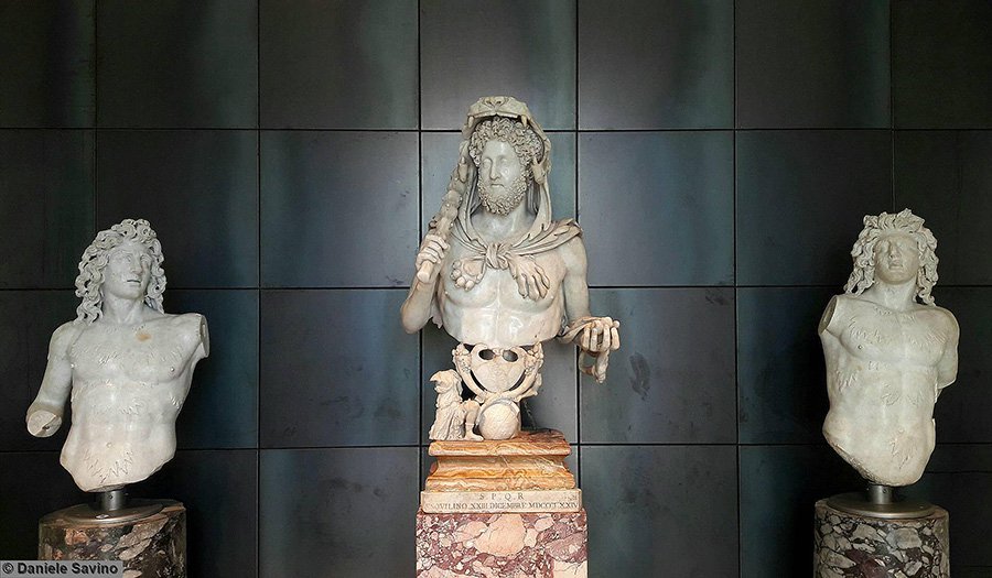Коммод в образе Геркулеса в окружении других скульптур, найденных во время раскопок в Ламианских садах. Фото: Daniele Savino/Musei Capitolini