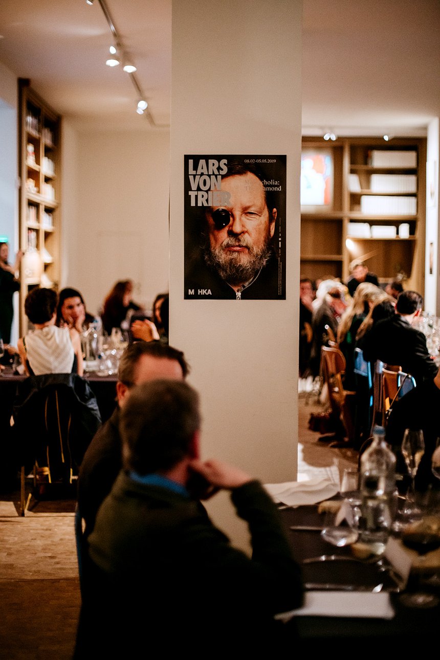 Афиша выставки «Меланхолия: Бриллиант» в ресторане при Музее современного искусства Антверпена. Фото: Evenbeeld/IP Ogarev
