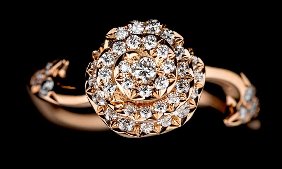 Большая часть ювелирных изделий из новой коллекции представлена в виде изогнутых браслетов и колец. Фото: Dior