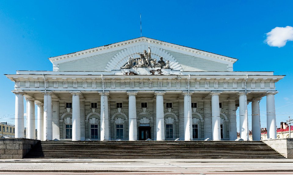 Главный фасад здания петербургской Биржи. Фото: Александр Елексеев/Фотобанк Лори
