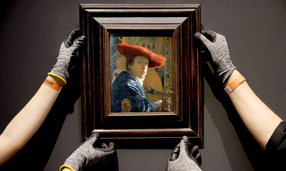 Картина «Женщина в красной шляпе» во время монтажа выставки «Вермеер» в Рейксмузеуме. Фото: Rijksmuseum