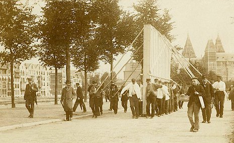 «Старым» и «почтенным» везде у них дорога, но строилась она не сразу