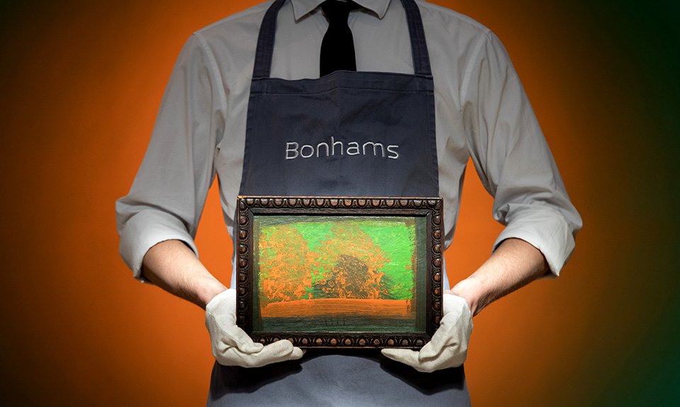 Сотрудник аукционного дома Bonhams держит картину Говарда Ходжкина «Для Эдварда» (1984), проданную на торгах в октябре 2020 года почти за 90 тысяч фунтов. Фото: PA Wire/PA Images/TASS