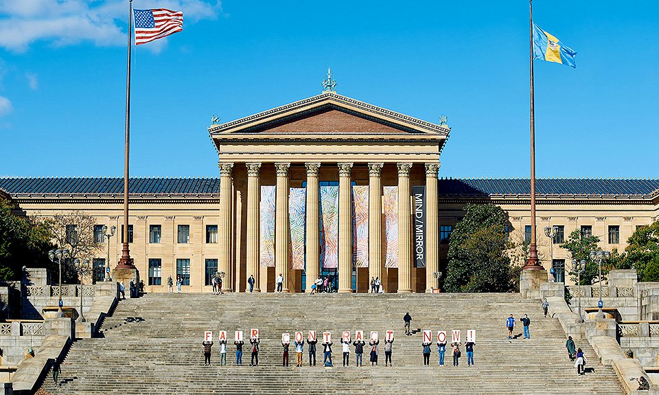 Осенью 2022 года сотрудники Филадельфийского художественного музея в результате забастовки добились пересмотра своих контрактов. Хотя низкие зарплаты не единственное, что угнетает американских музейщиков. Фото: Philadelphia Museum of Art