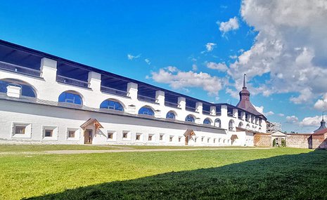 Монастырские стены приспособили для мирских прогулок