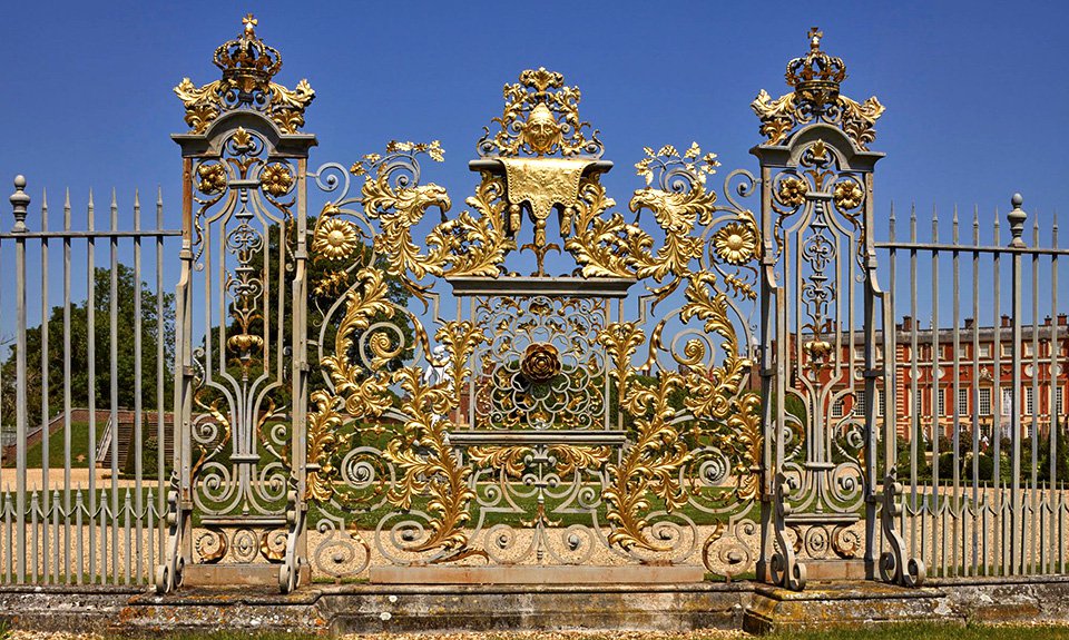 Внимательный взгляд на решетки Жана Тижу позволяет заметить элементы, искажающие облик оригинала. Фото: Hampton Court Palace