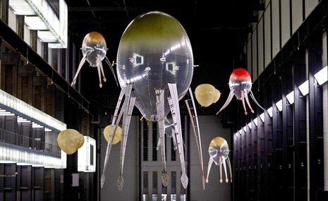 Турбинный зал Тейт Модерн заполнили гигантские парящие роботы