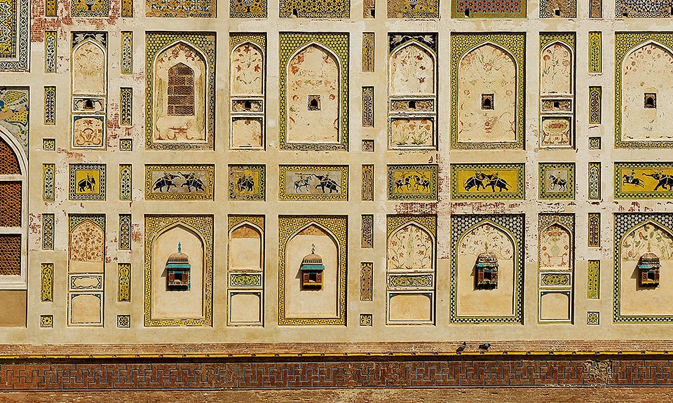 Изразцовая стена Лахорского форта - один из крупнейших в мире «муралов»: ее длина составляет около 460 м, а высота 16 м.  Фото: Aga Khan Trust for Culture