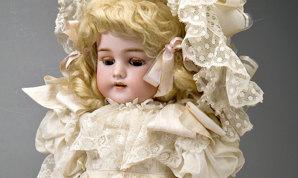 Кукла в батистовом платье на шелковом чехле. Франция. Голова: германия, фабрика Simon & Halbig. Начало ХХ в. Фото: Государственный Эрмитаж