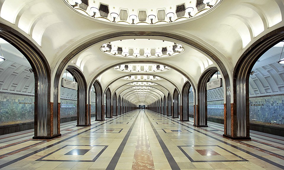Вопрос о стиле ар-деко в СССР остается дискуссионным, что не мешает причислять к нему объекты вроде станции метро «Маяковская». Фото: Wikimedia Commons