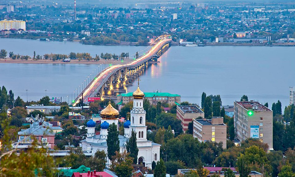 Саратов. Вид города со смотровой площадки. Автомобильный мост через реку Волгу, соединяющий города Саратов и Энгельс. 2016. Фото: Литвяк Игорь / Фотобанк Лори