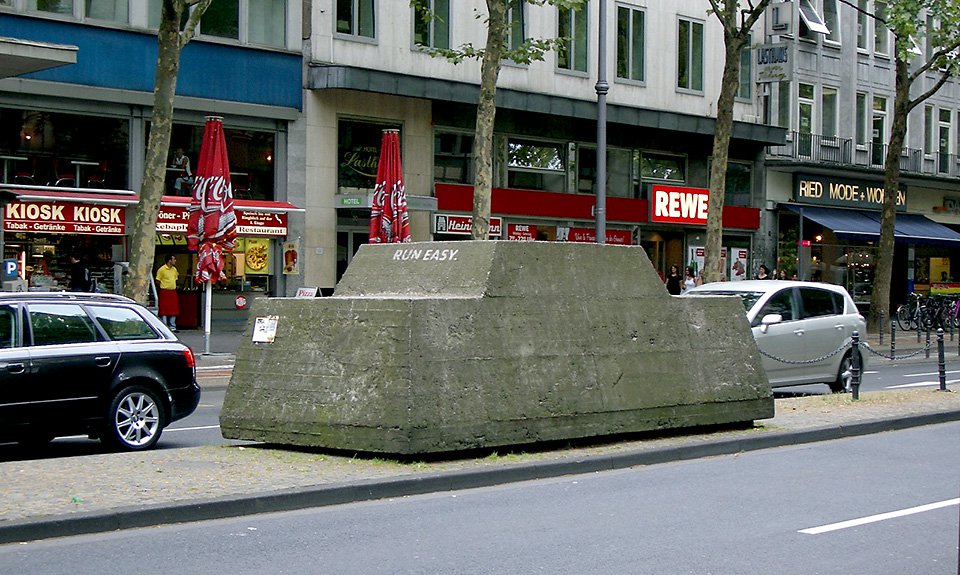 Скульптура Вольфа Фостелля «Стационарное движение» в Кёльне. 2007. Фото: VollwertBIT/Wikimedia Commons