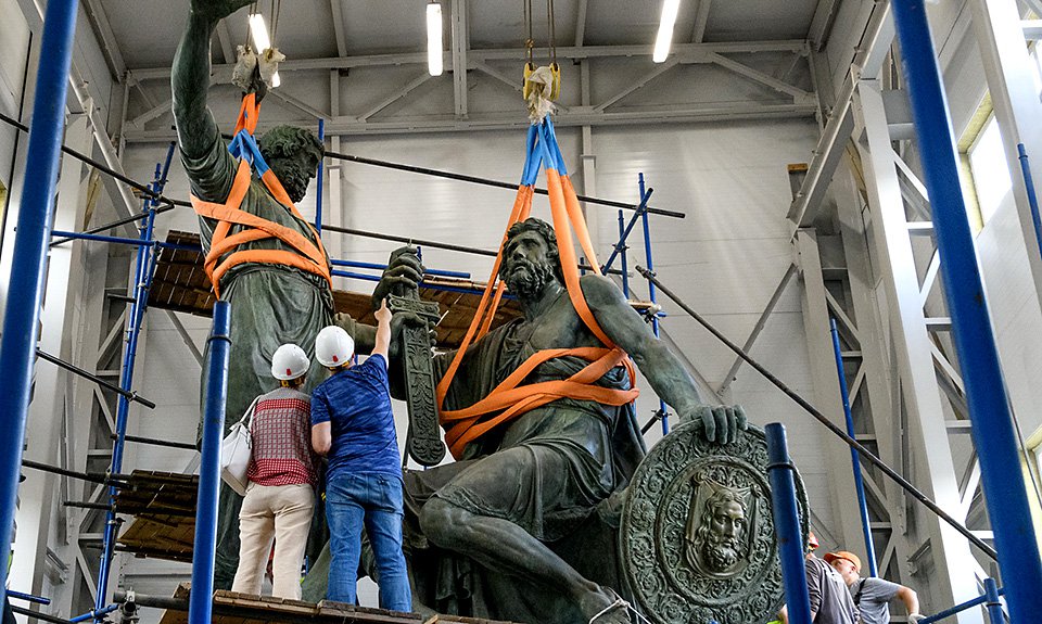 И сама скульптурная группа, и рельефы на ее основании полностью отреставрированы. Фото: Государственный исторический музей