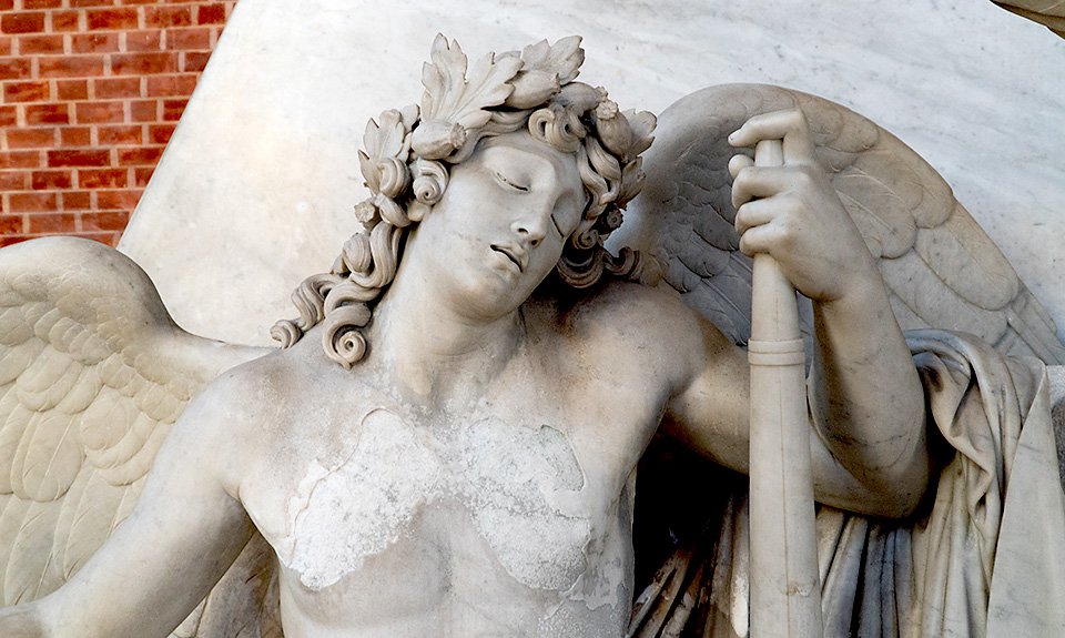 Фрагмент фигуры скорбящего ангела, входящей в скульптурную группу надгробия Антонио Кановы. Фото: Joan Porcel