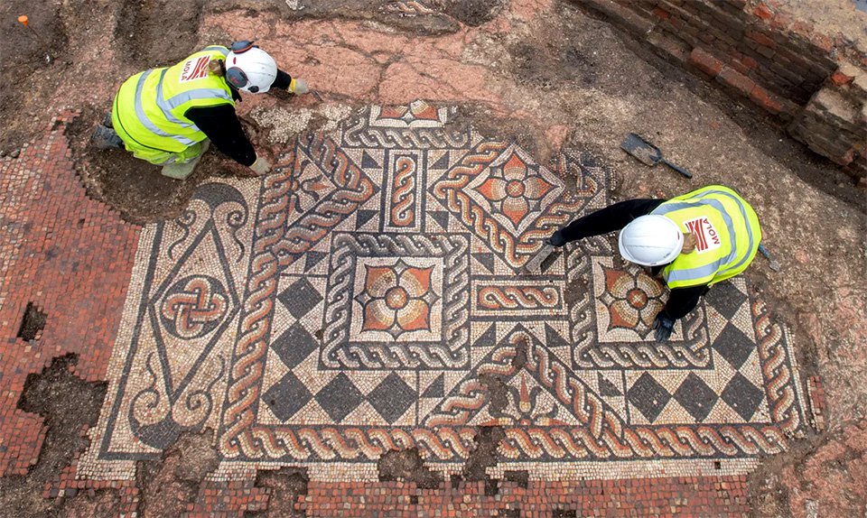 Археологи из Лондонского археологического музея (MOLA) в процессе работы. Фото: MOLA/Andy Chopping