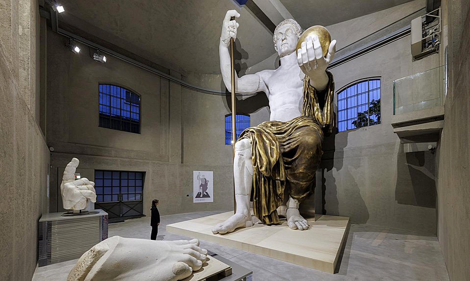 Мраморные ступня и кисть  частично сохранившейся статуи императора Константина (IV век н.э.) и ее воссозданная версия на выставке «Переработка красоты» в Фонде Prada. Фото: Roberto Marossi/Fondazione Prada