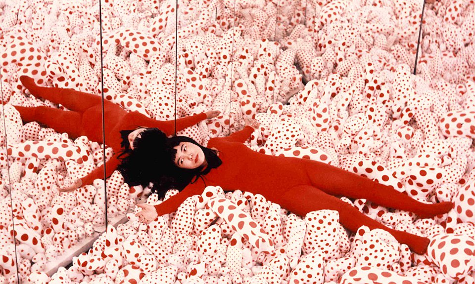 Яëи Rусама внутри своей знаменитой инсталляции «Бесконечная зеркальная комната». 1965. Фото: Sotheby's