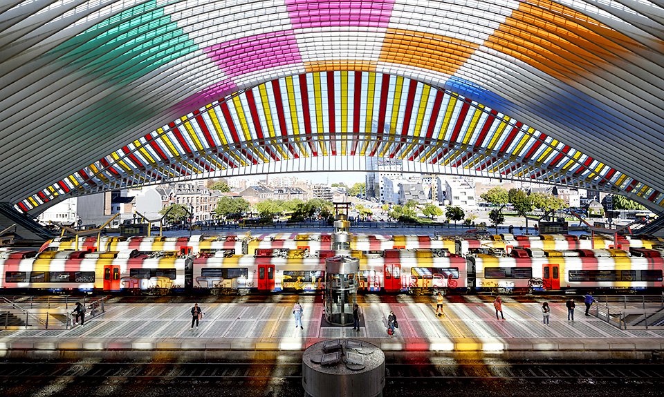 Инсталляция Даниеля Бюрена на вокзале в Льеже. Фото: J-L Deru © Daniel Buren, ADAGP, Paris