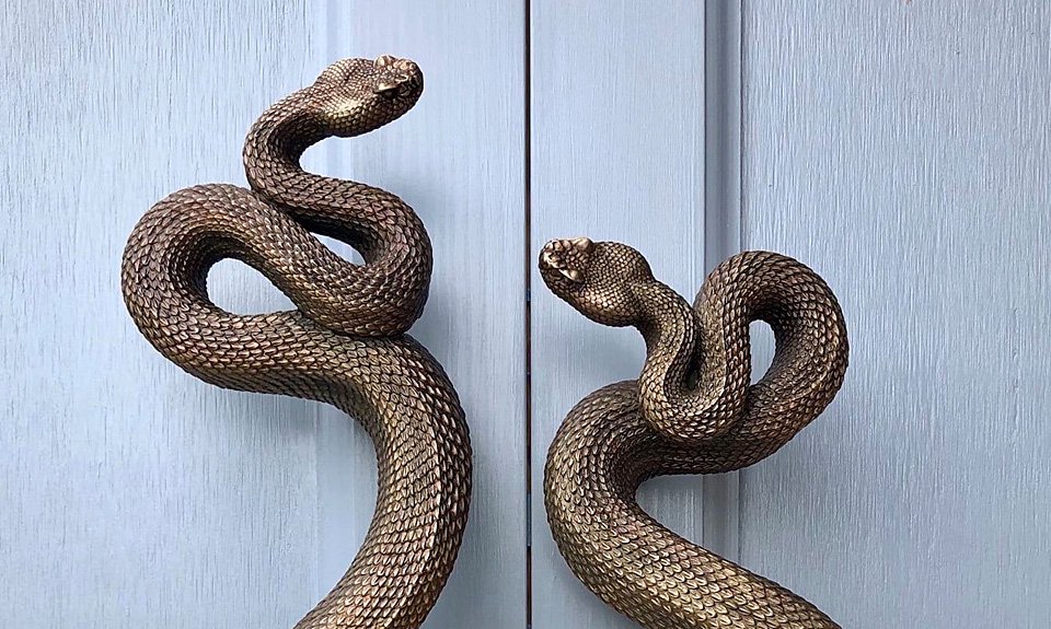 Джей Эл Кук. «Пара гремучих змей». Дверные ручки. Фрагмент. Фото: JL Cook