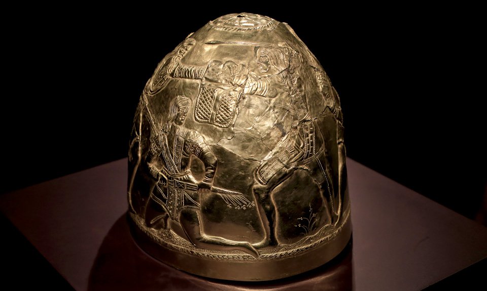 Скифский золотой шлем IV века до н.э. Фото: AP/ТАСС