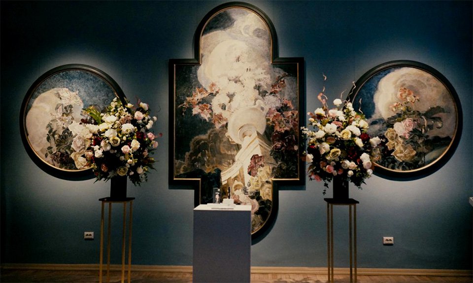 Презентация духов «Врубель» прошла в зале, где экспонируется триптих «Цветы», ставший вдохновением для создания аромата. Фото: трамплиномск.рф