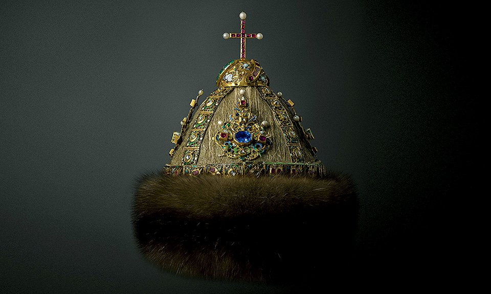 Среди семи известных царских шапок алтабасная — не самая богатая, но ценима не меньше других. Фото: Музеи Московского Кремля