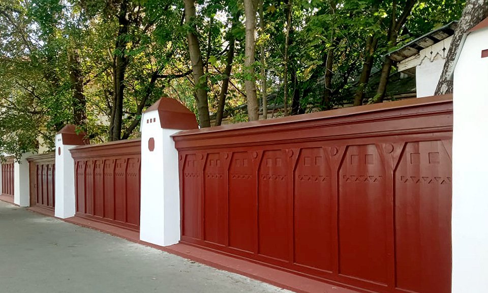«Ограда дачи Коншиной», известная в народе как «забор Врубеля» после реставрации. Фото: Архитерра