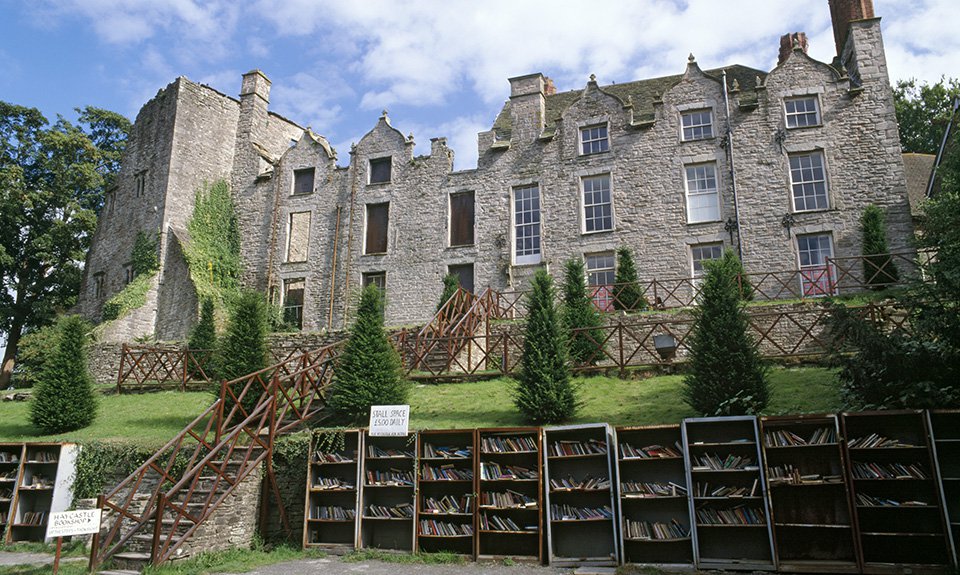 Руины замка Хей отчасти восстановили, отчасти законсервировали в целях безопасности посетителей. Фото: Loop Images/Universal Images Group via Getty Images