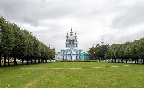 Смольный собор в Петербурге: саду — цвесть!