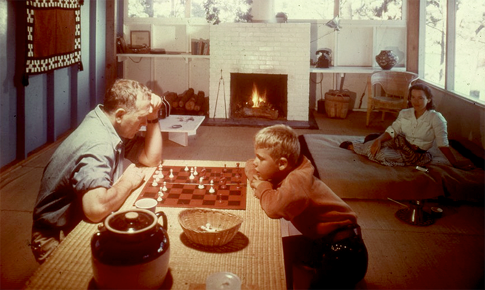 Бройер играет в шахматы с гостиной летнего дома в Уэллфлите. Фото: Marcel Breuer Papers, Syracuse University Library