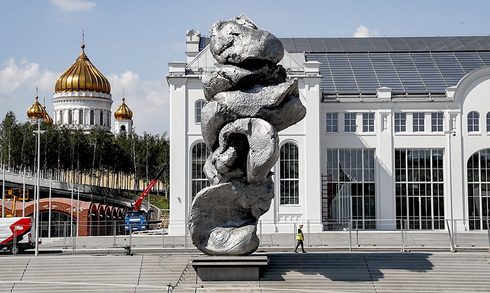 Скульптура Урса Фишера «Большая глина № 4» у Дома культуры «ГЭС‑2» в Москве. Фото: EPA/Юрий Кочетков/ТАСС