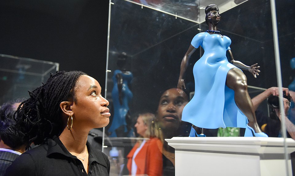 Чабалала Селф представит скульптуру «Леди в синем», которая «отдает дань уважения молодой цветной женщине из мегаполиса».  Фото: Zuma\TASS