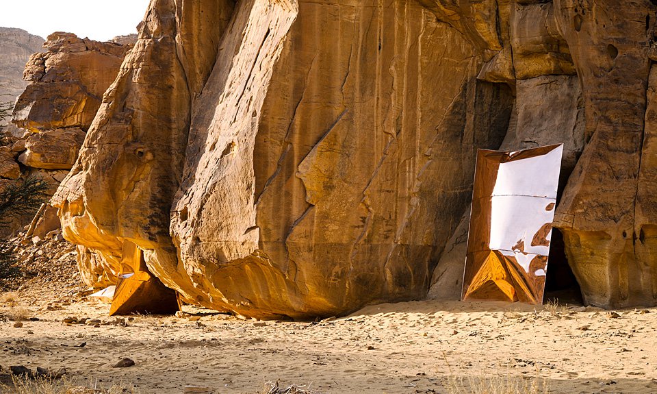 Составной частью коллекции музея должны стать произведения ленд-арта — вроде надутых стальных скульптур, которые художница Шейха аль-Мазроу представляла в 2022 году на биеннале Desert X. Фото: Desert X