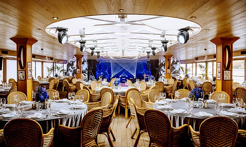 Интерьеры ресторана на яхте. Фото: Yacht Event