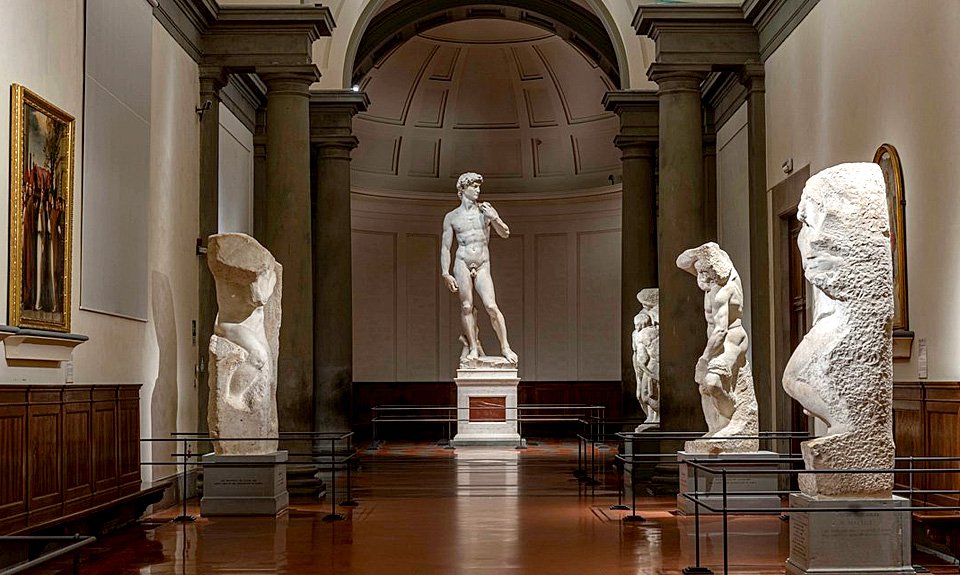 «Давид» Микеланджело в Галерее Академии получил новое светодиодное освещение. Фото: Guido Cozzi