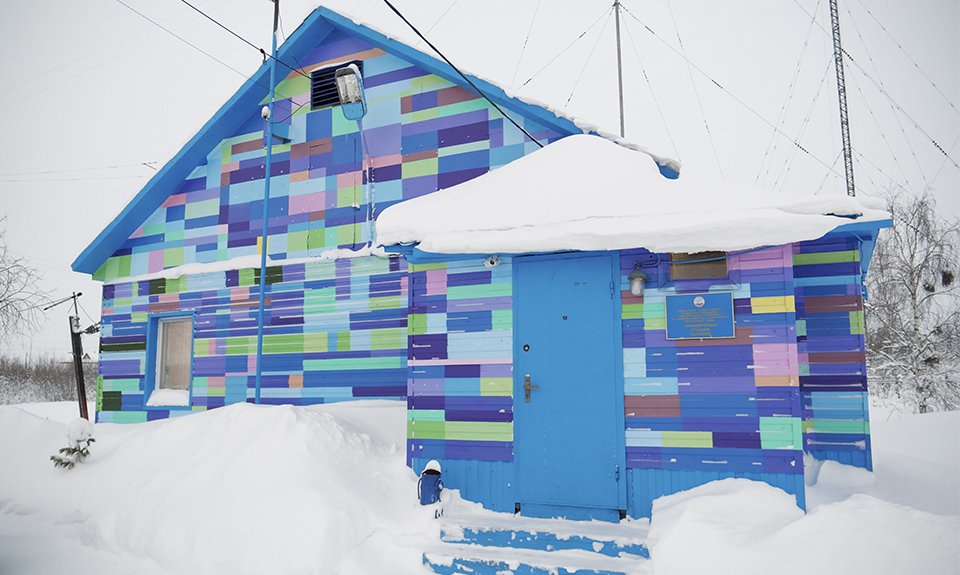 Анна Червонная нанесла на фасад местной ионосферной станции роспись, которая представляет собой визуальную расшифровку данных исследования полярного сияния. Фото: Арт-резиденция «Полярис»