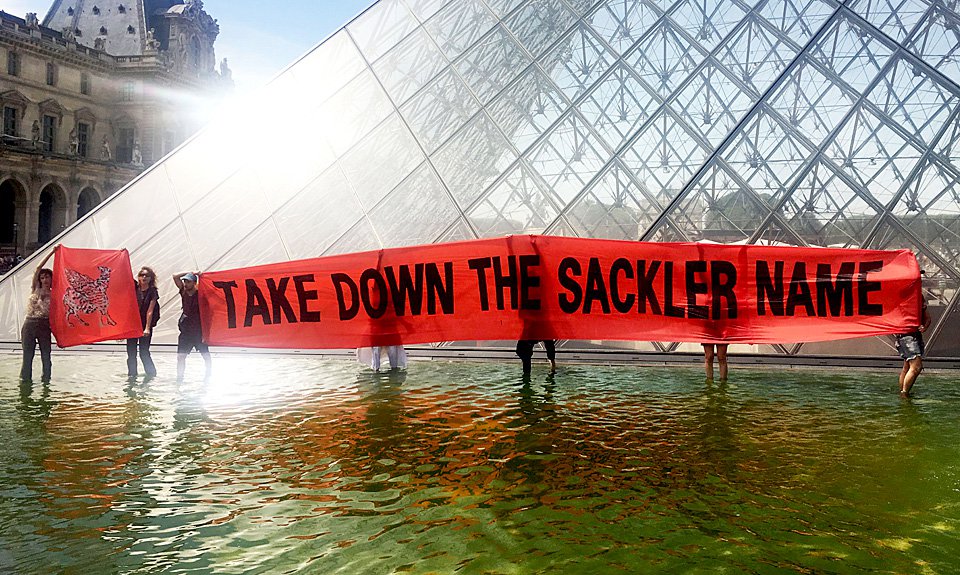 Акция протеста у входа в Лувр против увековечивания имени Саклеров. 2019. Фото: The Art Newspaper