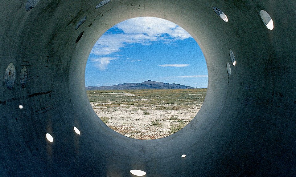 Один из «Солнечных туннелей», которые нэнси Холт установила в 1976 г. в Пустыне Большого Бассейна. Фото: Holt/Smithson Foundation