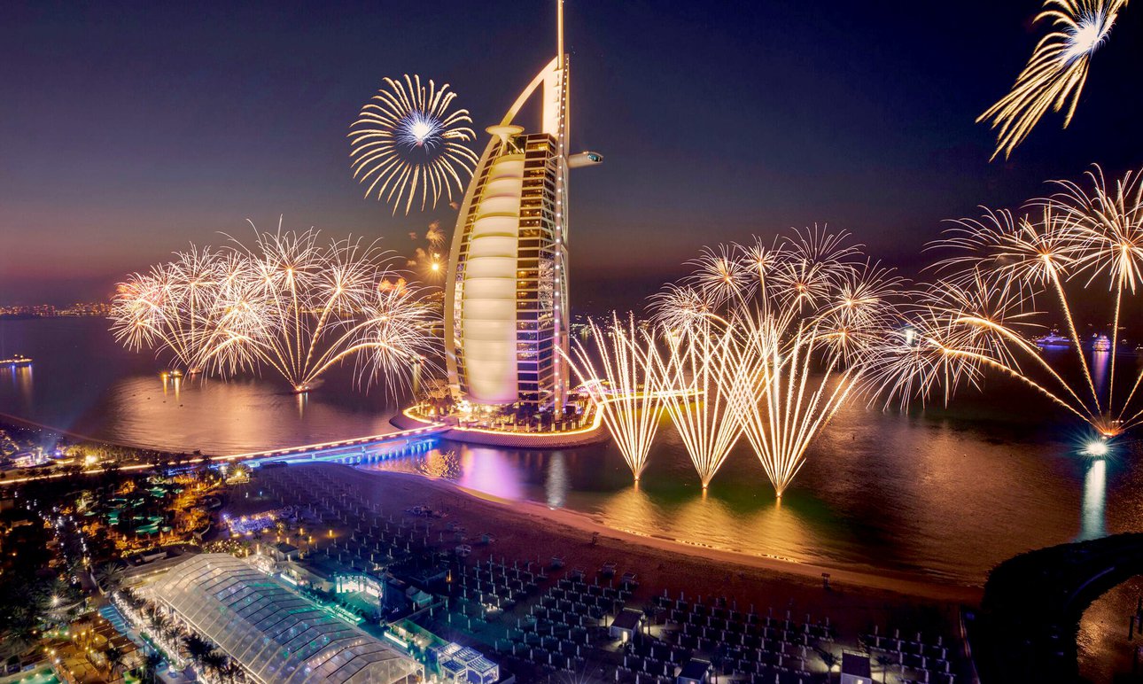 Новогодний фейерверк в отеле Burj Al Arab Jumeirah в Дубае. Фото: Jumeirah Group