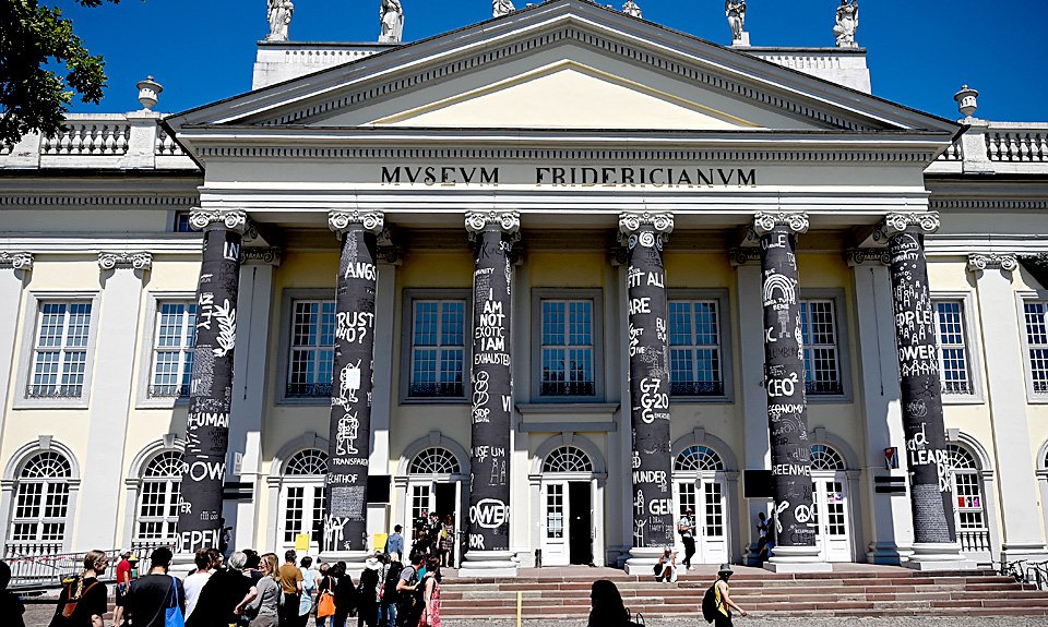Посетители около Музея Фридерицианум, который стал основной площадкой Documenta 15. Фото: EPA/SASCHA STEINBACH