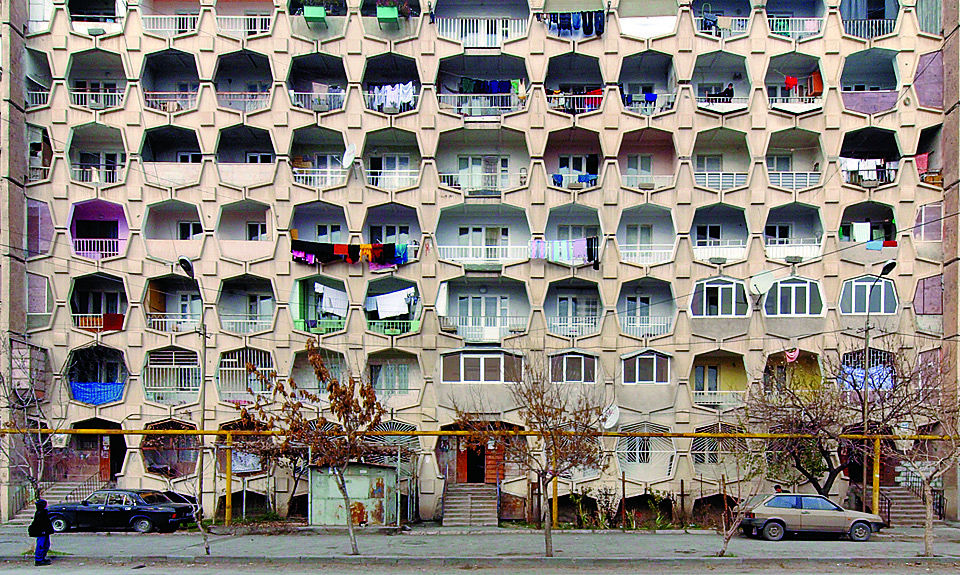 Жилое здание в Бишкеке (ранее — Фрунзе). Фото: Филипп Мойзер