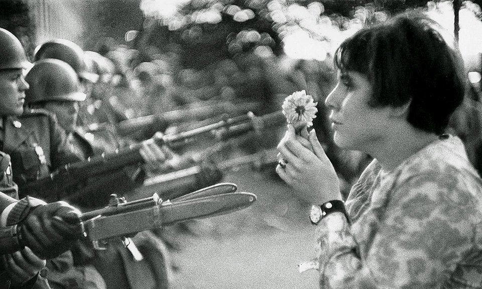 Марк Рибу. «Американская девушка Джен Роуз Касмир у здания Пентагона во время марша против войны во Вьетнаме». 1967. Вашингтон, США. Фото: МАР