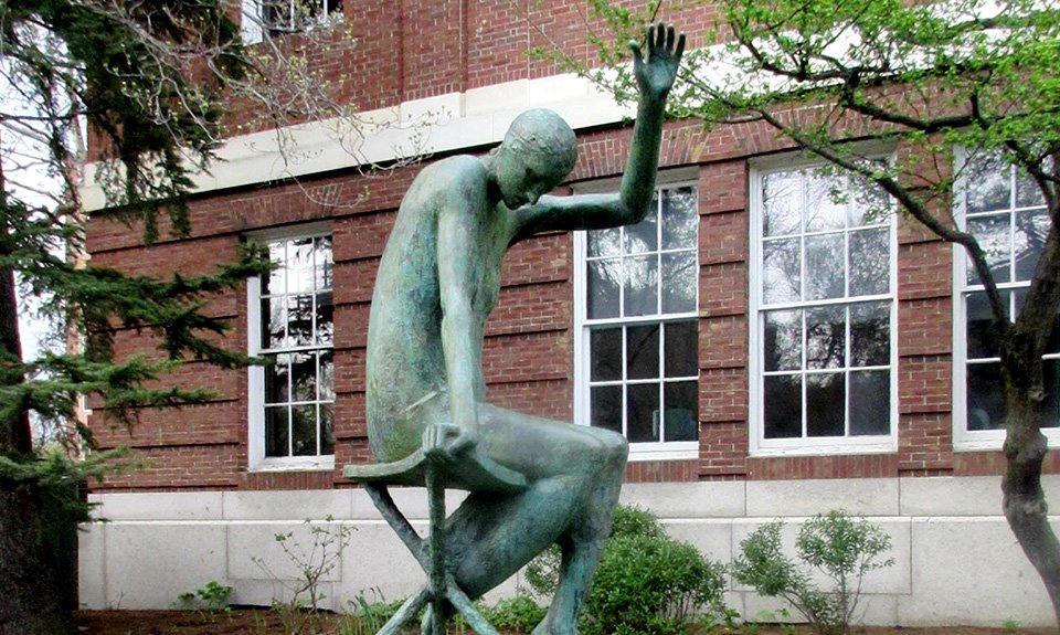 Скульптура Марианны Пинеды «Зловещий оракул», установленная возле Колледжа Рэдклифф в Гарварде. Фото: Wikipedia Commons