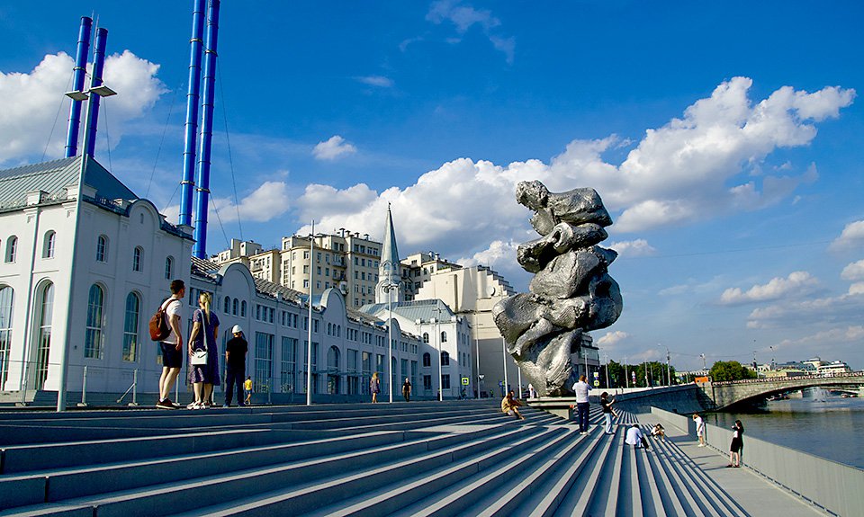 До Москвы 13-метровая скульптура Урса Фишера «Большая глина № 4» стояла в Нью-Йорке и Флоренции. Здесь она тоже временно, точные сроки ее экспонирования не называются. Фото: Дмитрий Коробейников/ТАСС
