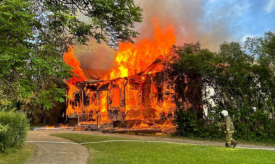 Пожар в музее-заповеднике Римского-Корсакова в деревне Любенск произошел 2 июля. Фото: Андрей Грязнов/ТАСС