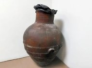 В одном из музеев Ирана древний глиняный горшок использовали как мусорное ведро