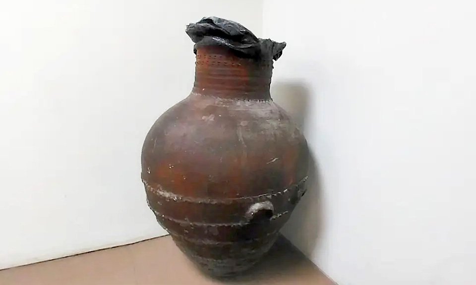 Сотрудники рештского музея в Иране превратили глиняный горшок возрастом около 2,6 тыс. лет в мусорное ведро. Фото: Rasht Museum of Archaeology