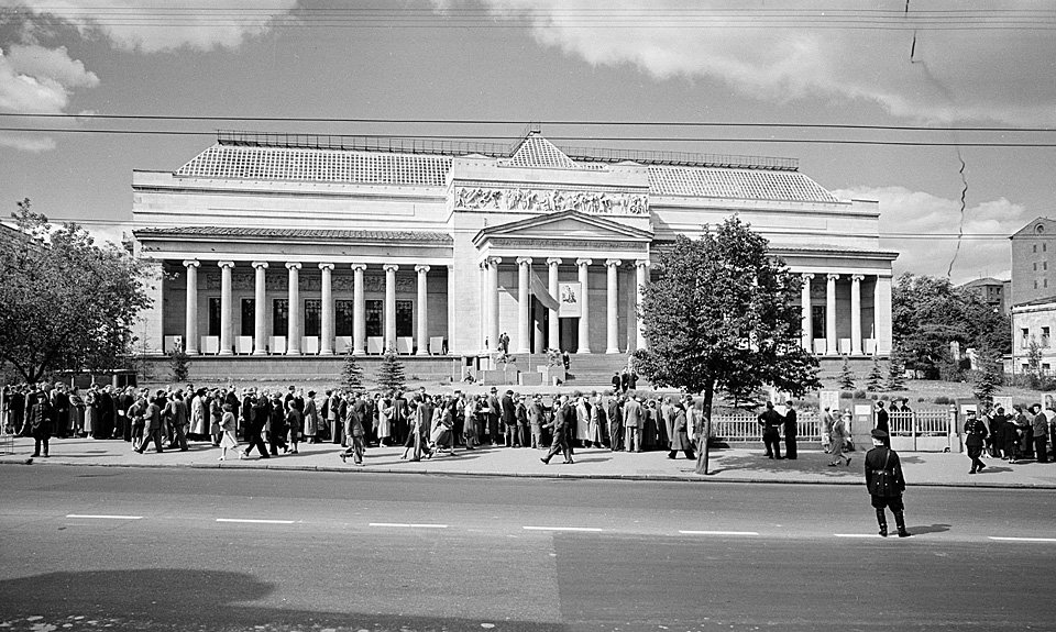 Очередь в ГМИИ имени А.С.Пушкина. 1955-1957. Фото: Главархив Москвы