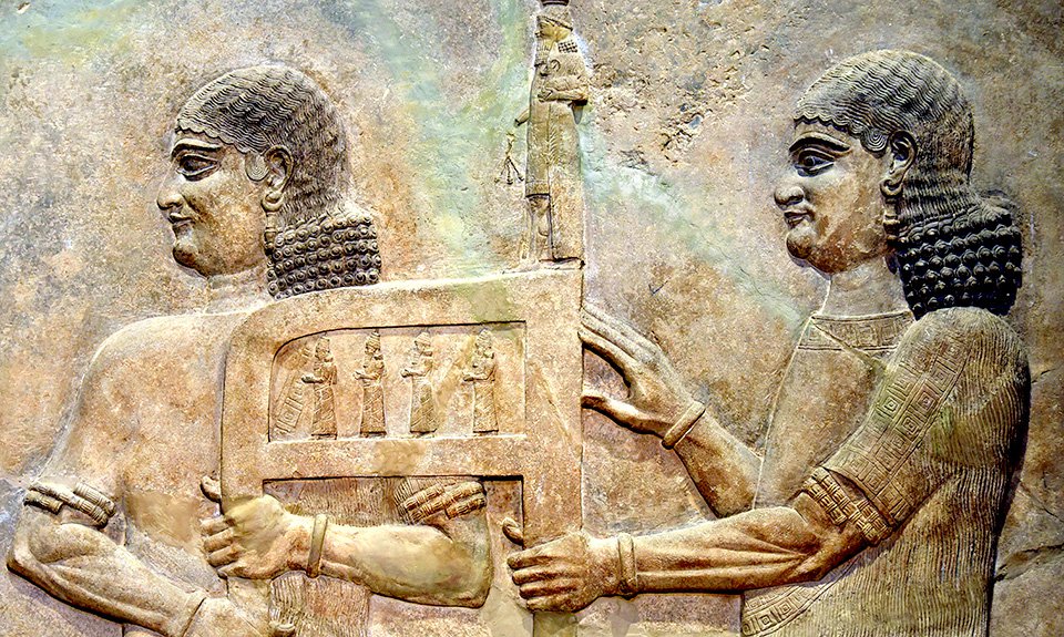 Ассирийские евнухи, несущие трон Саргона II. Фрагмент рельефа. Фото: Wikimedia Commons