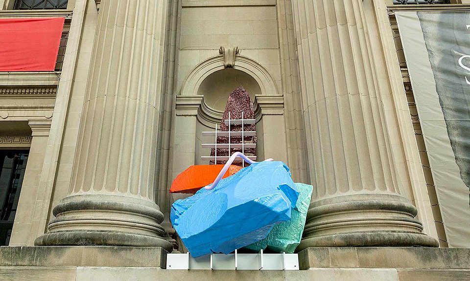 Работа Наири Баграмян «Почесыватель спины» на фасаде здания Метрополитен. Фото: The Metropolitan Museum of Art